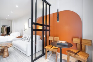 Suite Deluxe (Vision Ermou, Street View) | Coffre-fort, accès au Wi-Fi (inclus), literie fournie