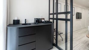 Finders Ermou Deluxe Suite Street View | Area keluarga