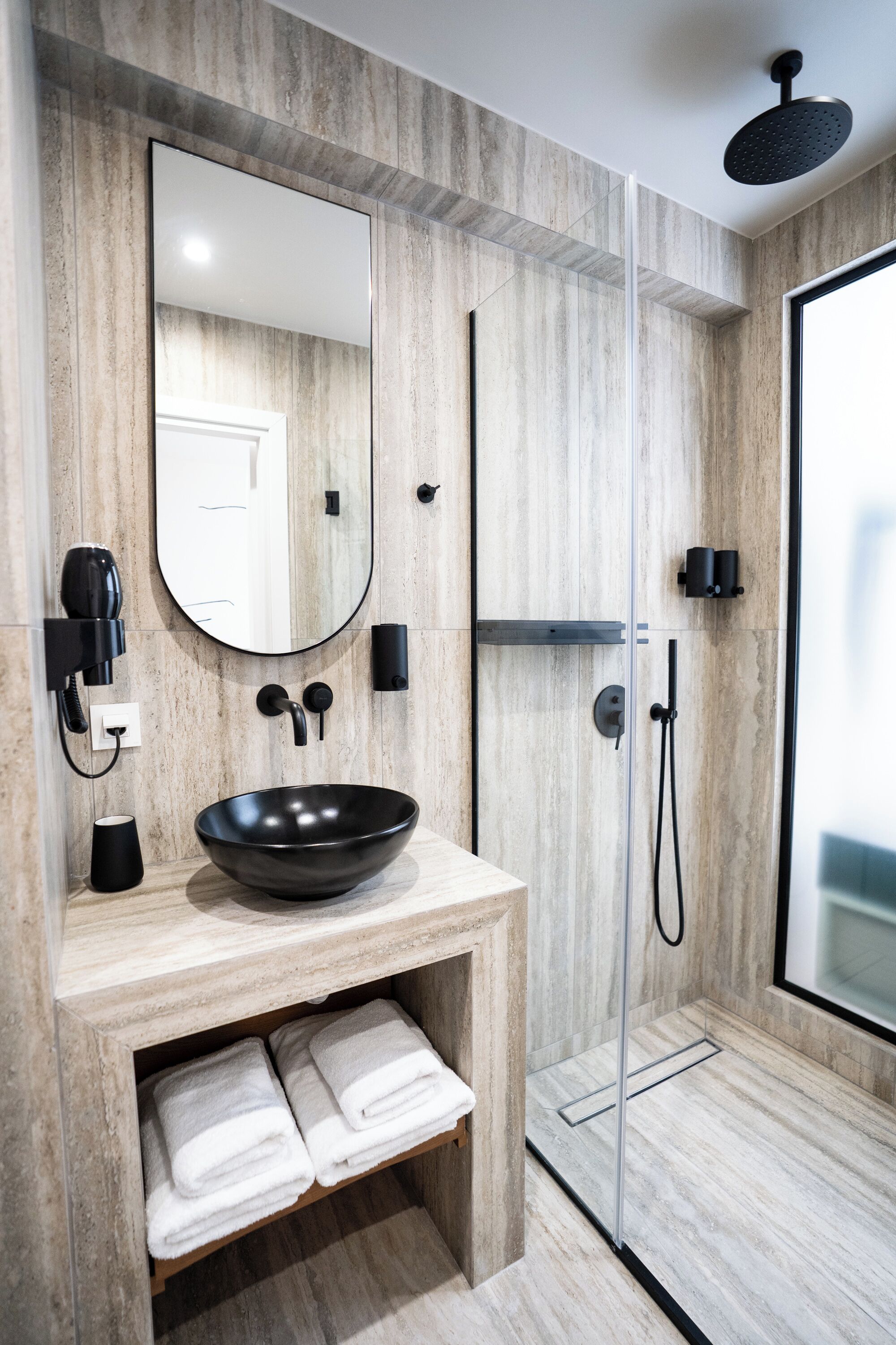 Deluxe-Suite | Badezimmer | Dusche, Haartrockner, Handtücher, Seife