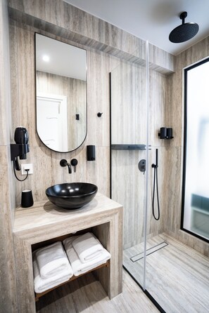 Deluxe-suite | Badeværelse | Bruser, hårtørrer, håndklæder, Sæbe