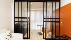 Finders Ermou Deluxe Suite Street View | Area keluarga