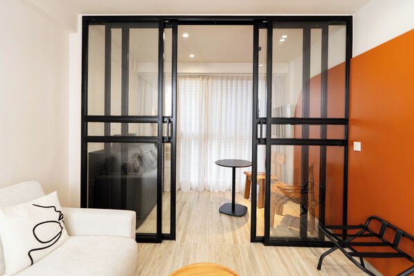 Vision Ermou Deluxe Suite Street View | Living area | 55-inch Smart TV with satellite channels, Netflix, streaming services - Finders Ermou Suites (Athens)