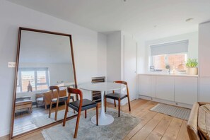 Dining - Chic 1BDR City Retreat with Views of the Shard (Greater London)
