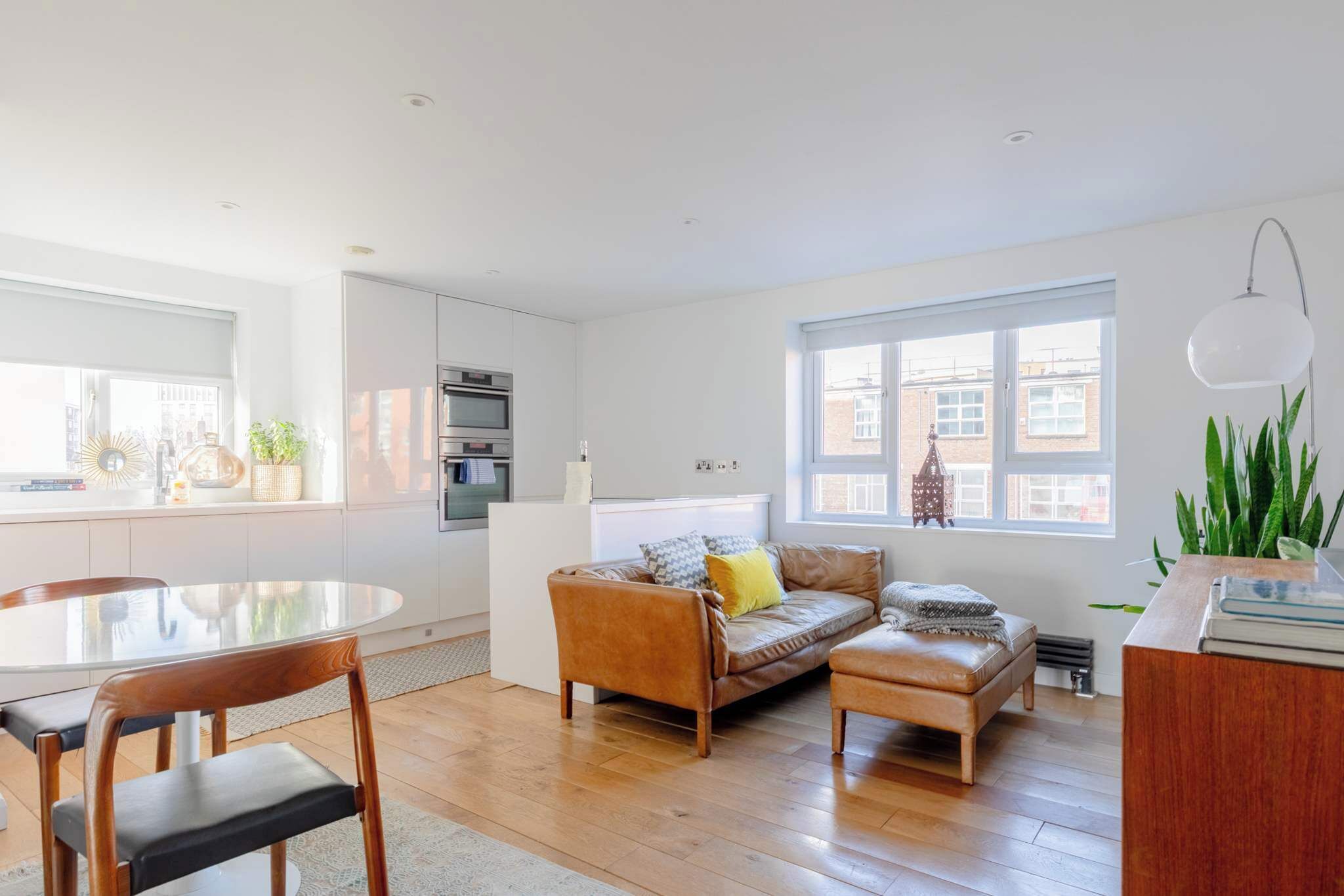 Una televisión, un reproductor estéreo