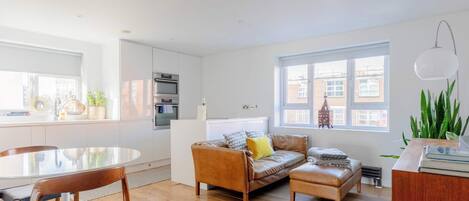 Una televisión, un reproductor estéreo