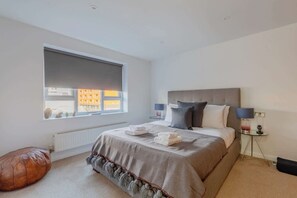 Internet, bed sheets - Chic 1BDR City Retreat with Views of the Shard (Greater London)