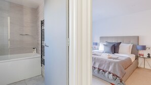 Unclassified image, 5 of 21, button - Chic 1BDR City Retreat with Views of the Shard (Greater London)