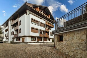Exterior - GuestHost - Charming 45 sqm apartment, with fine wooden finishes and mountain view, ideal for two guests, located on the 4th floor of a characteristic building. The property is located in the heart of Cortina, along the famous Corso Italia, a 7-minute wa (Cortina d'Ampezzo)