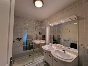 Shower, hair dryer, towels, soap - Beautiful seaside apartment with mountain view in residence with swimming pool (Le Barcarès)