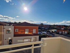 Property grounds - Beautiful seaside apartment with mountain view in residence with swimming pool (Le Barcarès)