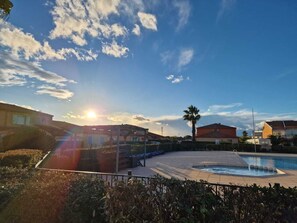 Outdoor pool - Beautiful seaside apartment with mountain view in residence with swimming pool (Le Barcarès)