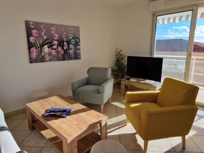 TV - Beautiful seaside apartment with mountain view in residence with swimming pool (Le Barcarès)