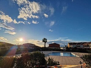 Outdoor pool - Beautiful seaside apartment with mountain view in residence with swimming pool (Le Barcarès)