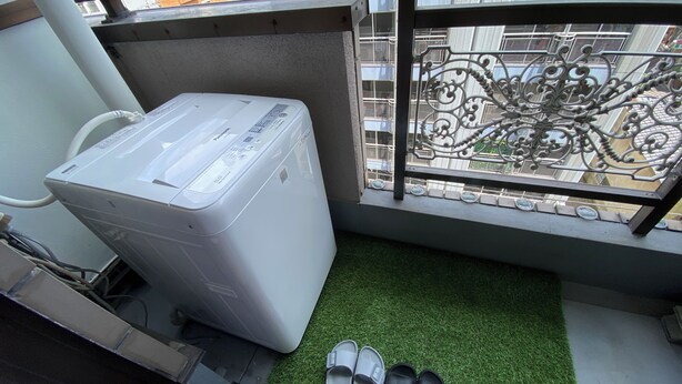 A compact room with a washing machine, a small green mat, and a pair of shoes. - 30sec walk to Tsutenkaku/1 stop to Namba Sta./AH27 (Ebisu Higashi Naniwa-Ward,Osaka City,)