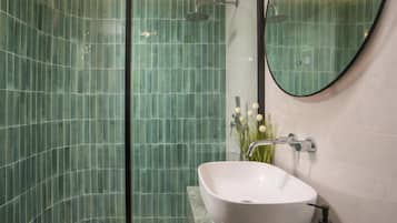 Een douche, een haardroger, handdoeken, zeep