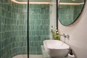 Een douche, een haardroger, handdoeken, zeep