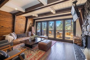 TV, fireplace - Amazing Views! Modern Decor! PET FRIENDLY 🐾! Gameroom! (Big Bear City)