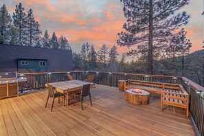 Outdoor dining - Amazing Views! Modern Decor! PET FRIENDLY 🐾! Gameroom! (Big Bear City)