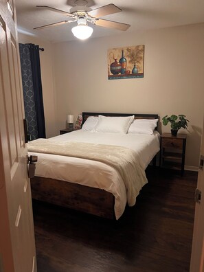 1 sovrum, skrivbord, strykjärn/strykbräda och wi-fi