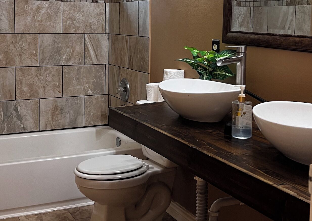 Secadora de cabello, toallas, jabón, papel de baño 