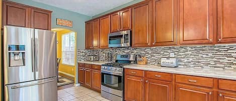 Microondas, horno, placa de cocina y lavavajillas