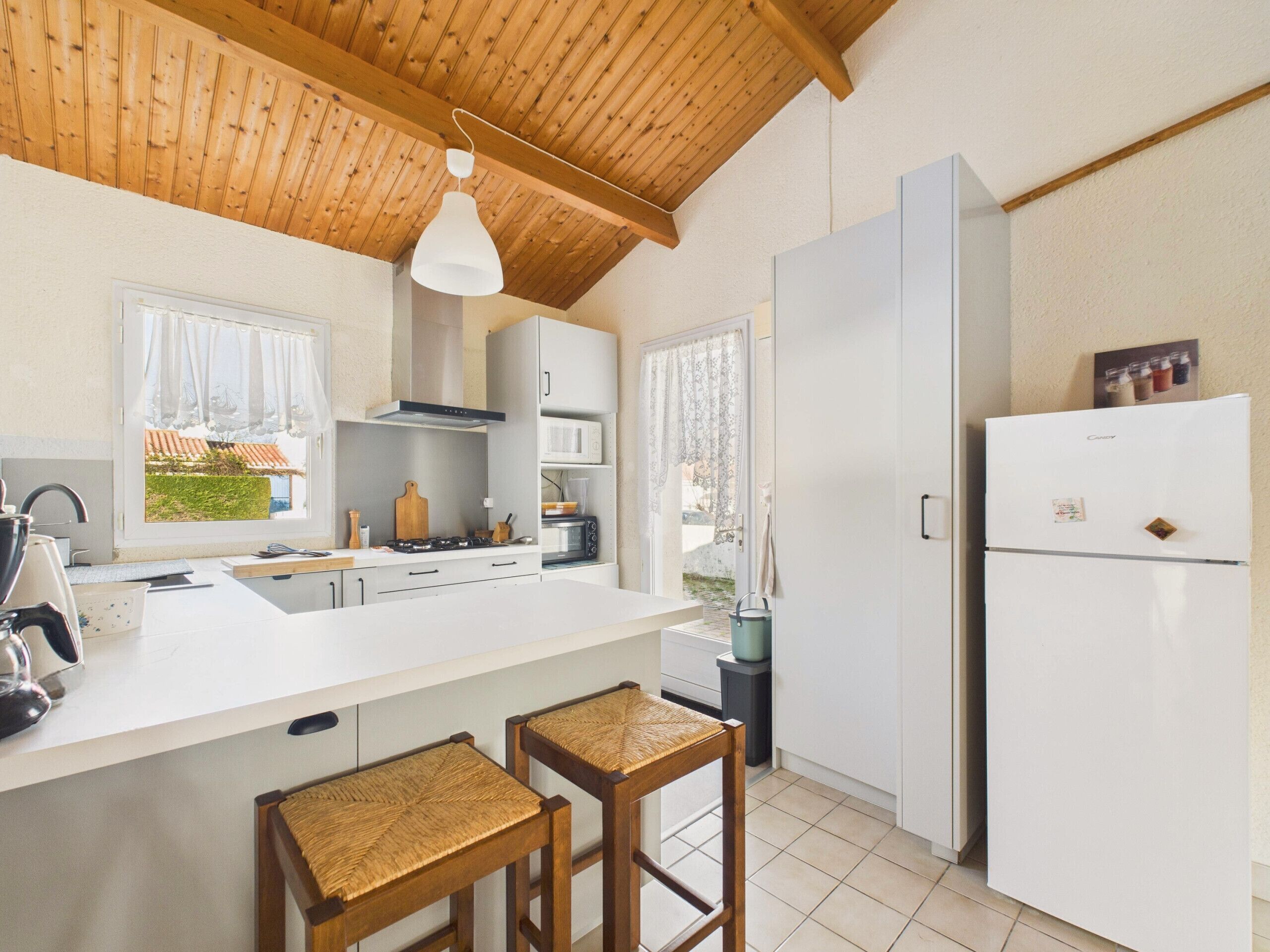 Fridge, oven, dishwasher, coffee/tea maker