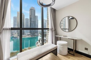 Free WiFi - 1BR by the Lake Near DMCC Metro Station (Dubai)