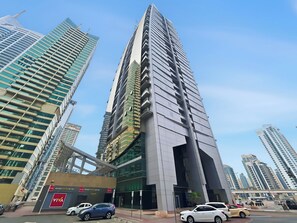 Exterior - 1BR by the Lake Near DMCC Metro Station (Dubai)