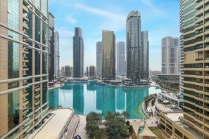 Free WiFi - 1BR by the Lake Near DMCC Metro Station (Dubai)