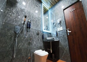 Deluxe Double Room | Bathroom | Shower, rainfall showerhead, free toiletries, towels - The Whispering Oaks Corbett (Ramnagar)