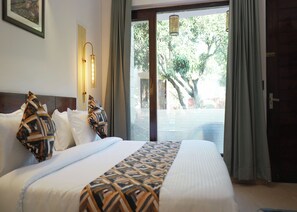 Deluxe Double Room | Pillowtop beds, desk, laptop workspace, free WiFi - The Whispering Oaks Corbett (Ramnagar)