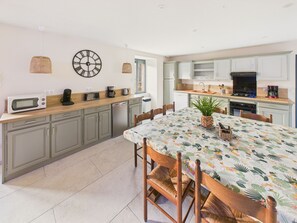 Fridge, microwave, oven, dishwasher - Large countryside gîte for 10 with terrace (Saint-Crépin-et-Carlucet)