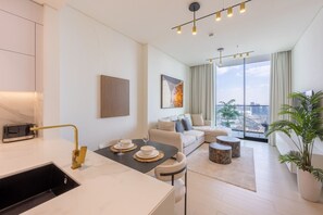 Ein modernes Wohnzimmer mit Essbereich, großen Fenstern und Blick auf die Stadt.