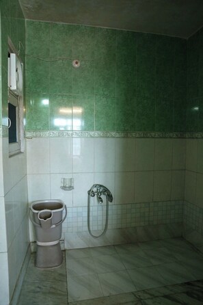 Luxury Room | Bathroom - Hotel Himalayan Roots (Shimla)