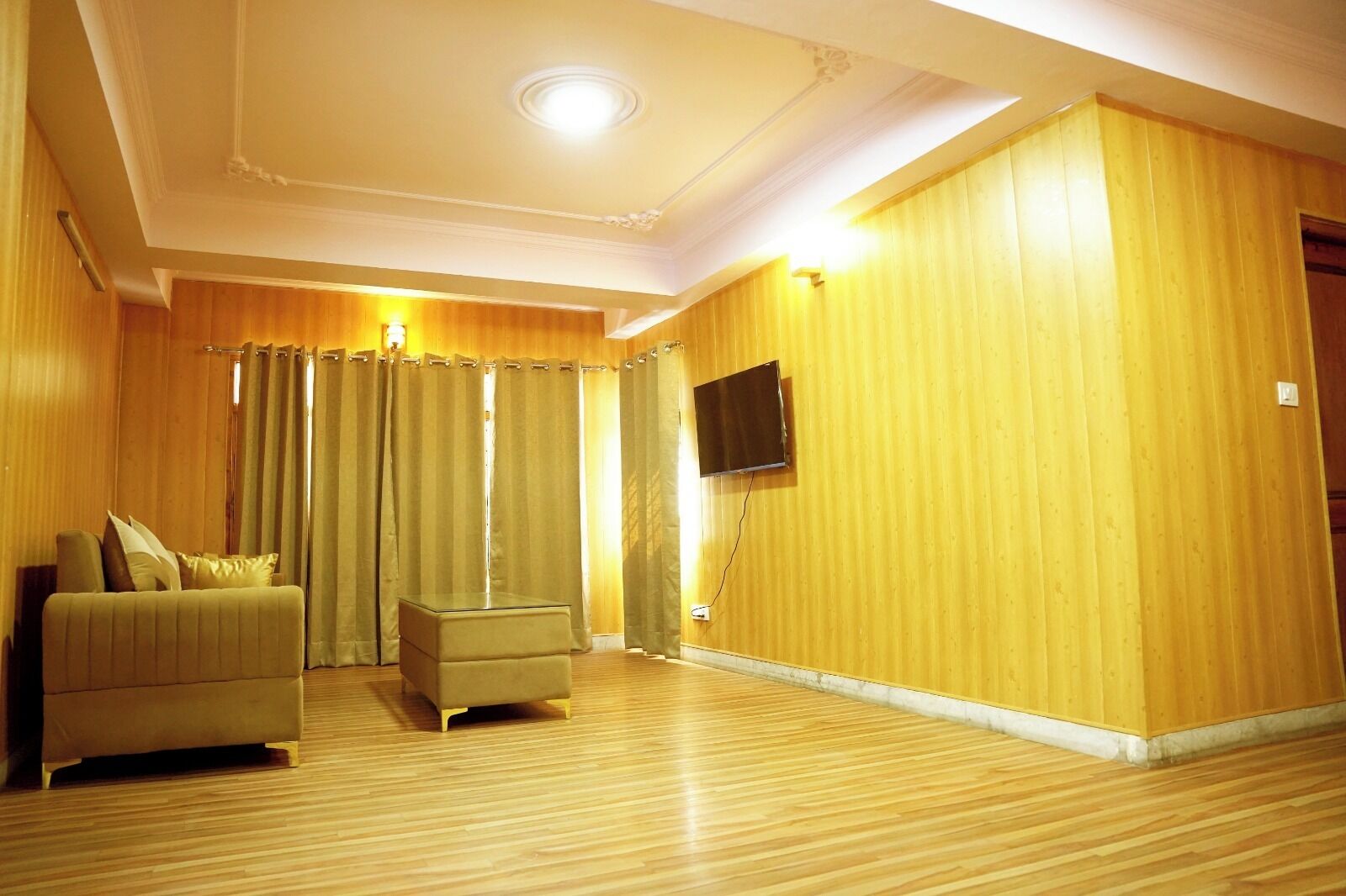 Family Room | Living room | 32-inch flat-screen TV with cable channels