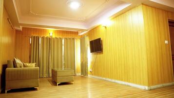 Family Room | Living room | 32-inch flat-screen TV with cable channels