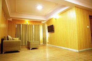 Habitación familiar | Sala de estar | Televisión de pantalla plana de 32 pulgadas con canales por cable