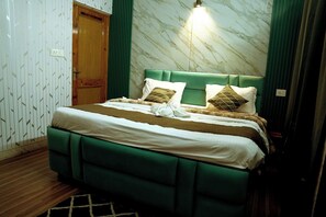 Rollaway beds, free WiFi, bed sheets - Hotel Himalayan Roots (Shimla)