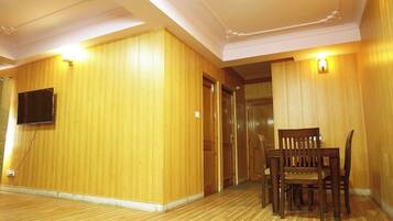 Family Room | Living room | 32-inch flat-screen TV with cable channels