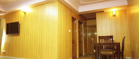 Family Room | Living room | 32-inch flat-screen TV with cable channels