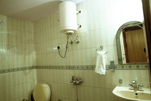 Family Room | Bathroom | Shower, free toiletries, towels, soap - Hotel Himalayan Roots (Shimla)