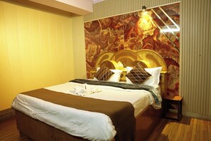 Family Room | Rollaway beds, free WiFi, bed sheets - Hotel Himalayan Roots (Shimla)