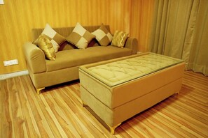 Family Room | Rollaway beds, free WiFi, bed sheets - Hotel Himalayan Roots (Shimla)