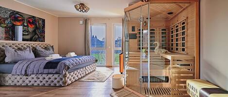 Travel crib, free WiFi, bed sheets