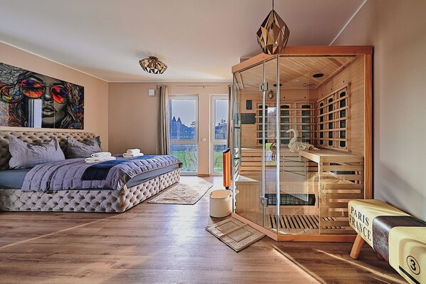 Travel crib, free WiFi, bed sheets