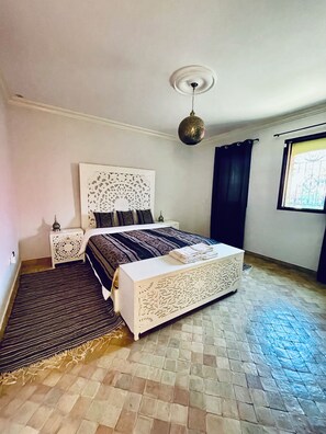 Fer et planche à repasser, accès Internet, draps fournis