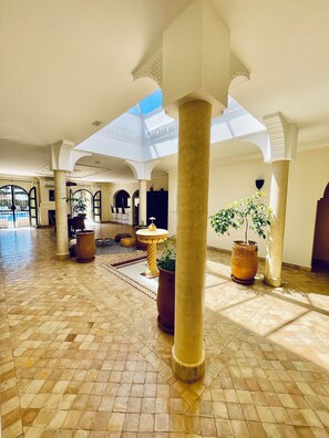 المنشأة من الداخل