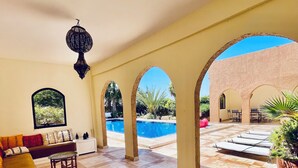 A spacious living area with a pool, outdoor seating, and a view of the pool area. - Riad Sahara Experience • Swimming pool (Souss-Massa Belfaa)