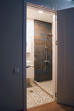 Classic Room, Patio | Bathroom | Shower, towels - Apartment 1905 in Avlabari (Tbilisi)