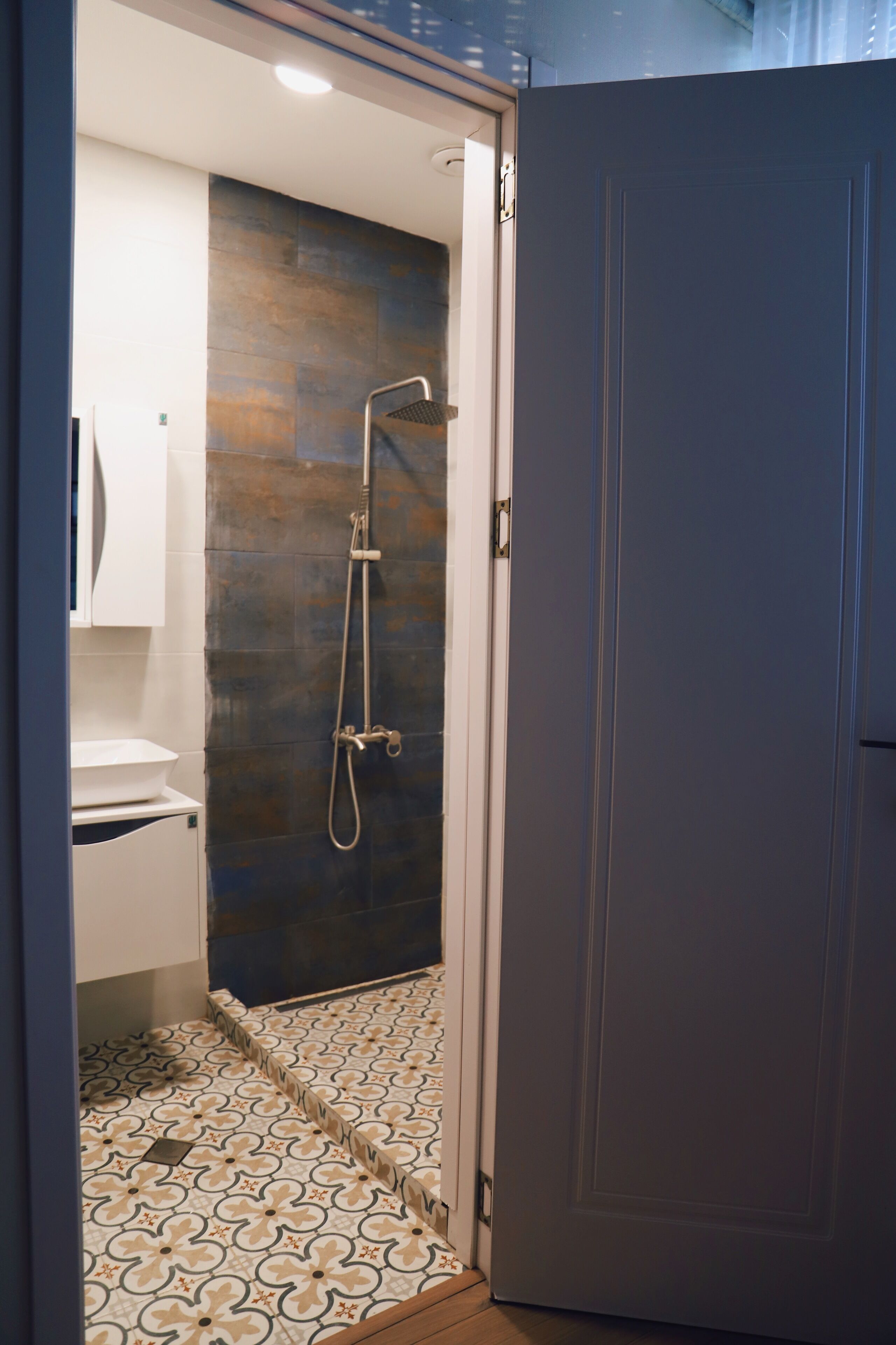 Un bagno con doccia, un water e un lavandino.